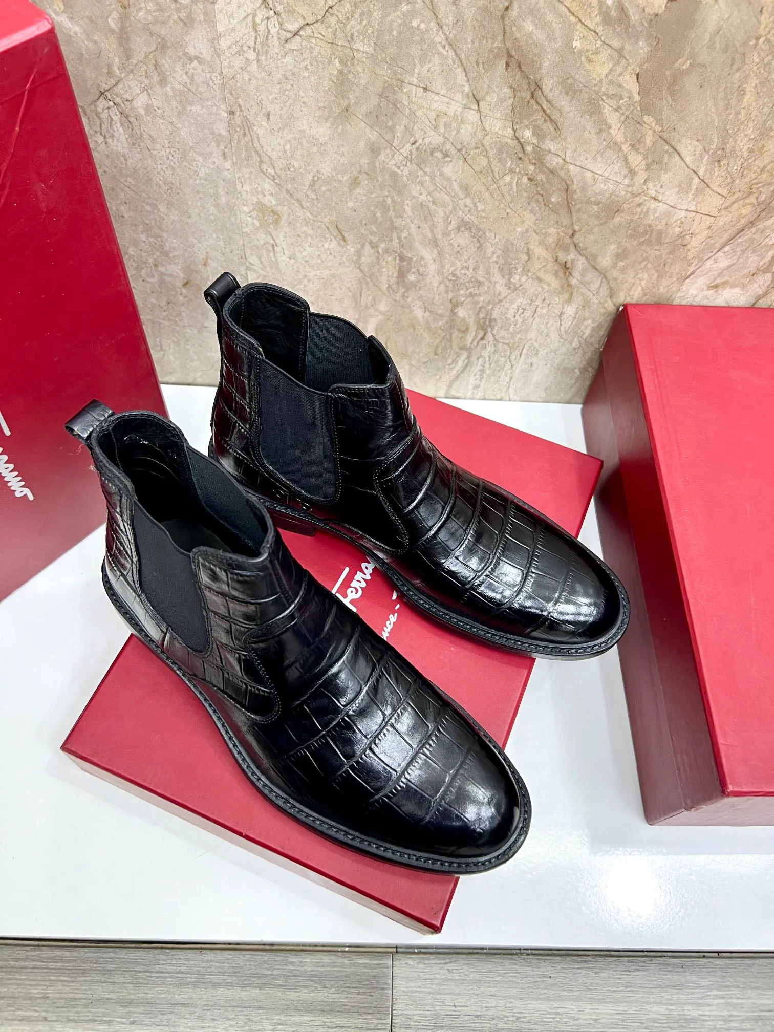 Original order quality: Men's shoes 💰700 Brand: Ferragamo (Ferragamo) One size larger: Men's size 38-44 (45 customized) Grade: Same style as the official website High-end men's shoes Material: Original cowhide, cowhide lining, original outsole Style category: Chelsea men's boots Fashion trend Color: Actual picture